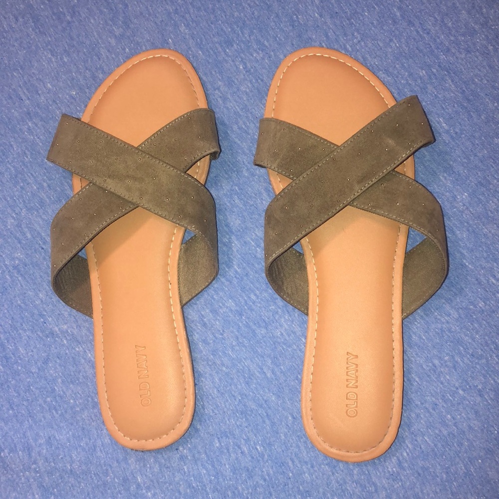 Old navy strapped olive green sandals ⁉️⁉️